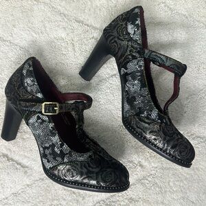 L’atiste t-strap pumps